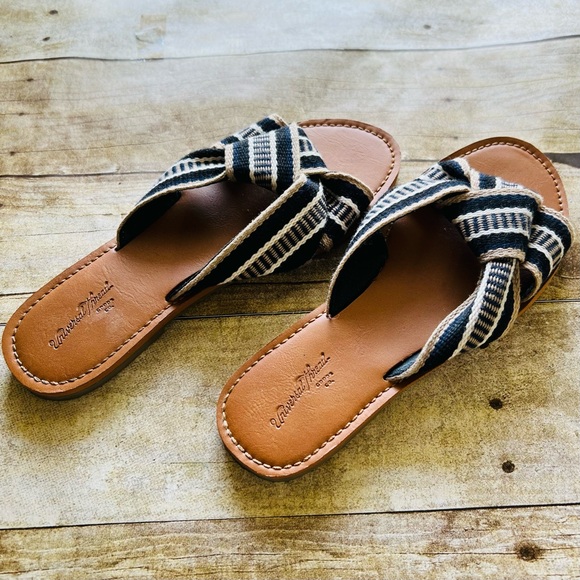 Universal Threads Size 6 Striped Sandals - Picture 6 of 10